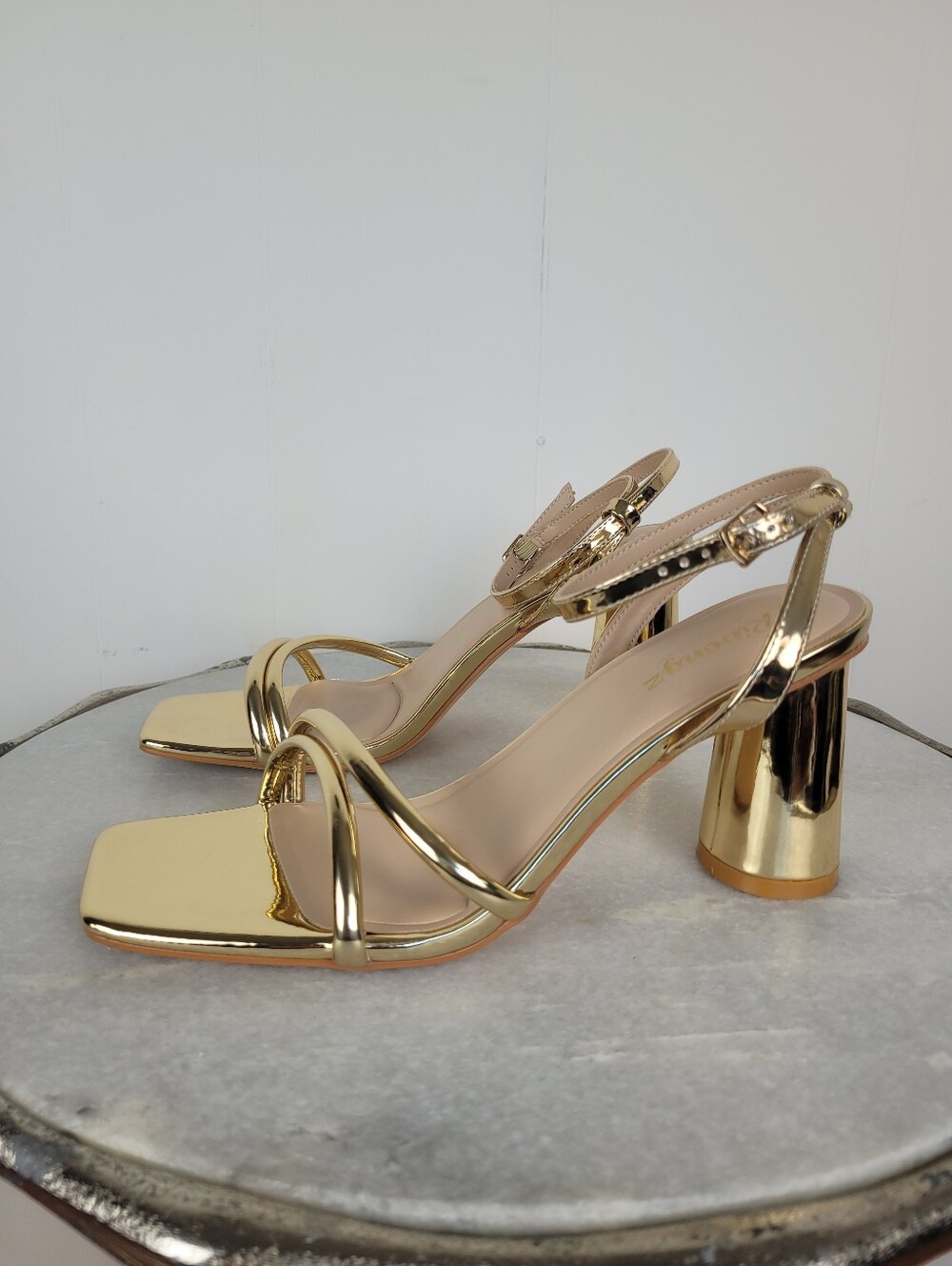 Ribongz Size 8 Gold Metallic Strappy Block Heel Sandals - Picture 4 of 11